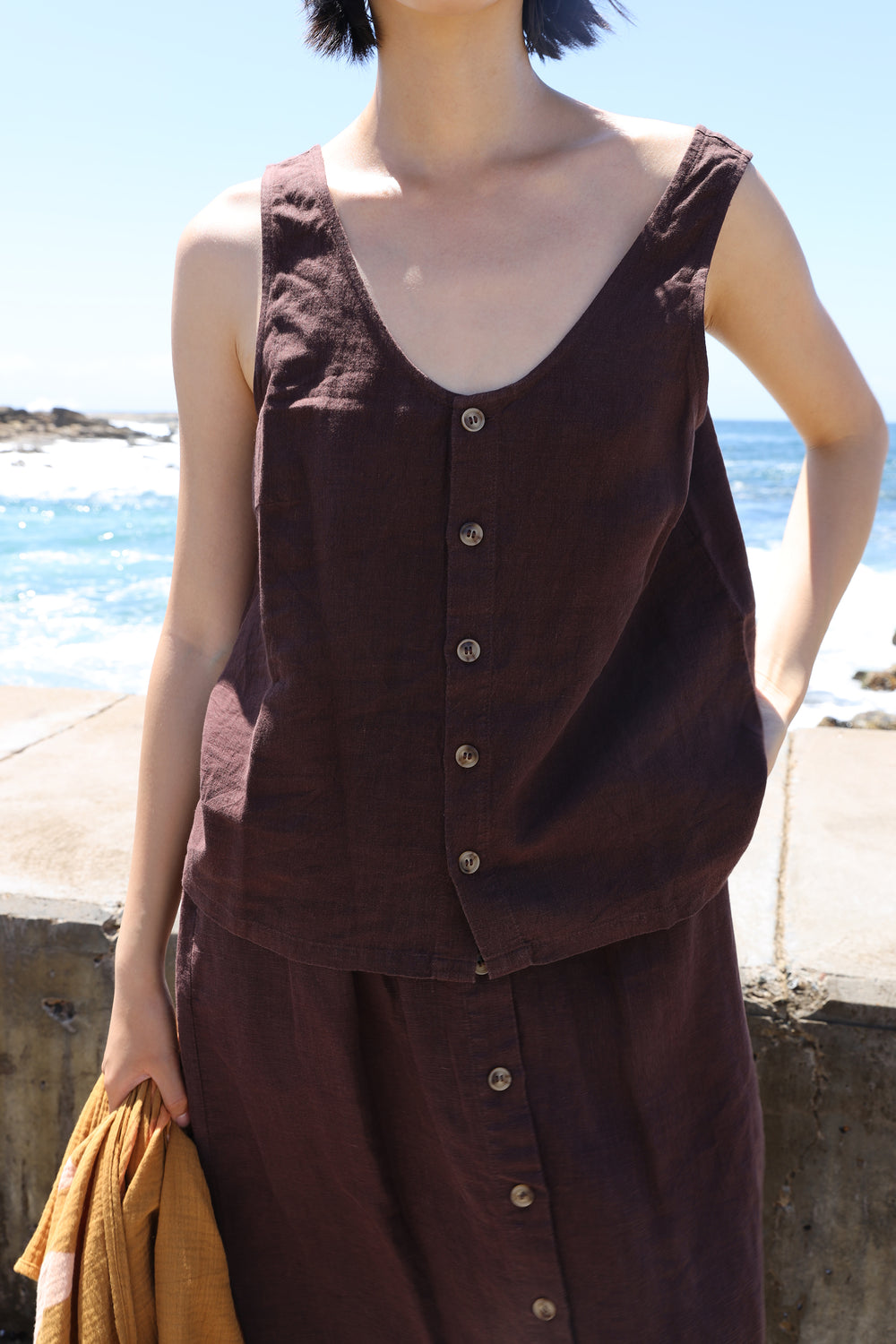BASIC BUTTON FRONT TANK CHOCOLATE
