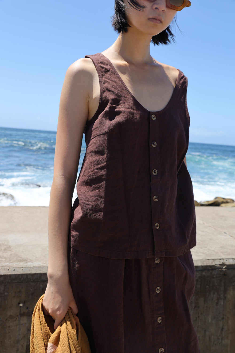 BASIC BUTTON FRONT TANK CHOCOLATE